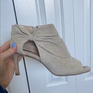 White House Black Market Size 7 Cream Suede Peeptoe Heels with Ruched Bow Design
